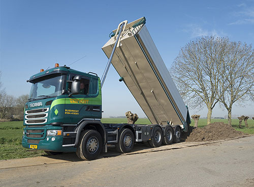 Vrachtwagen voor het vervoer van zand, grond en materialen